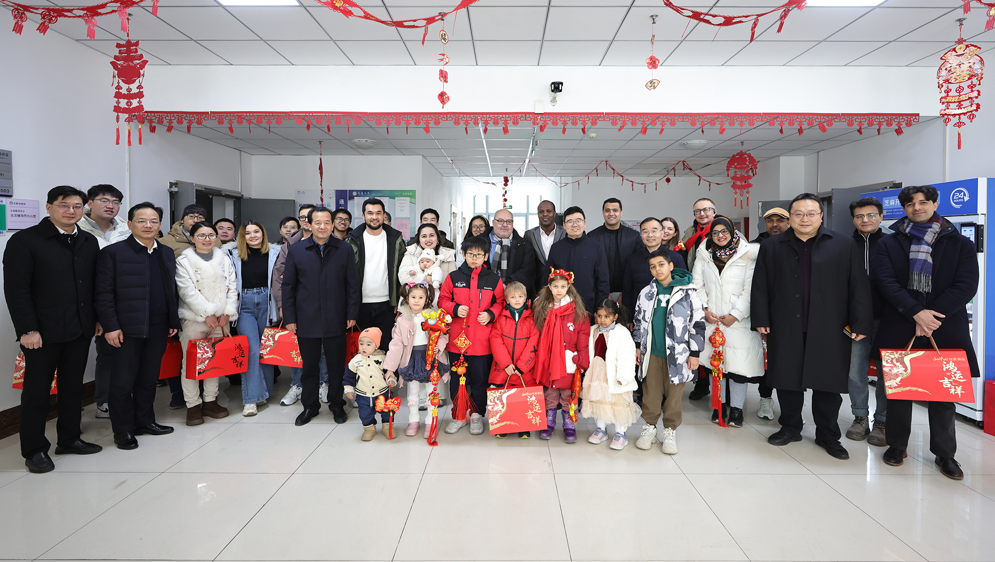 王建浦一行看望慰问留校教职工